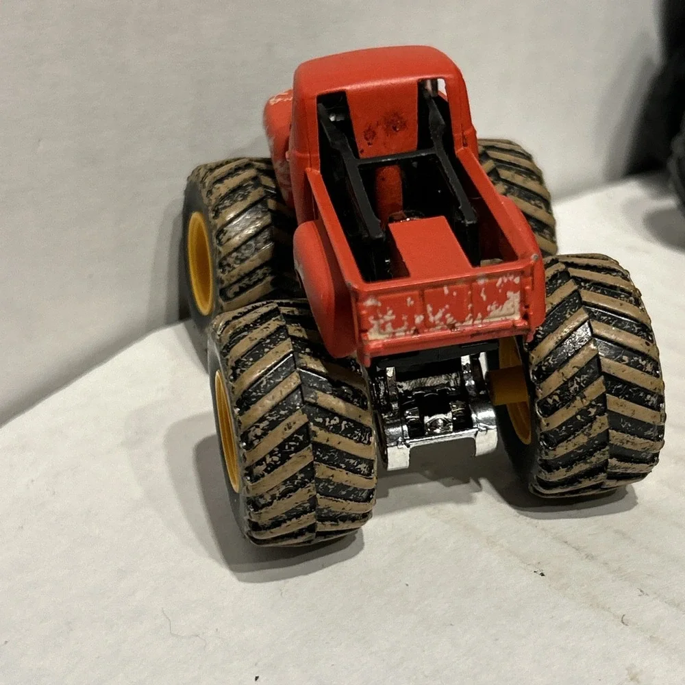 Red Grave‎ Digger Monster Jam Hot Wheels Truck 1/64 Diecast Metal B3